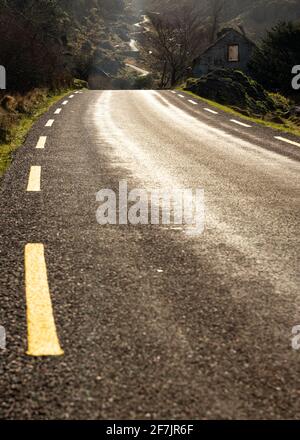 Lo stretto passo di montagna che separa la catena montuosa delle Reeks di MacGillycudy e la montagna Purple a Gap of Dunloe, Killarney, County Kerry, Irlanda. Foto Stock