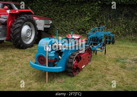 Trattore cingolato Vintage Blue Ransomes MG5 e aratro a Chagford Fiera agricola Foto Stock