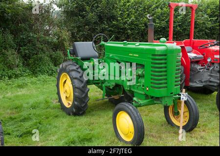 Trattore John Deere modello M 1948 verde d'epoca a Chagford Fiera agricola Foto Stock