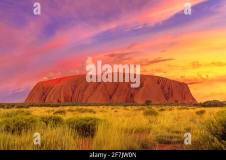 Incredibile e colorato cielo tramonto sopra Ayers Rock nel Parco Nazionale di Uluru-Kata Tjuta - al Living Cultural Landscape, Australia, territorio del Nord Foto Stock