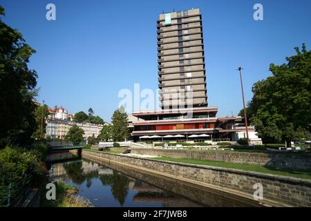 Karlovy Vary, Repubblica Ceca - 30 2019 agosto: Centro città con brutale architettura Thermal Hotel Foto Stock