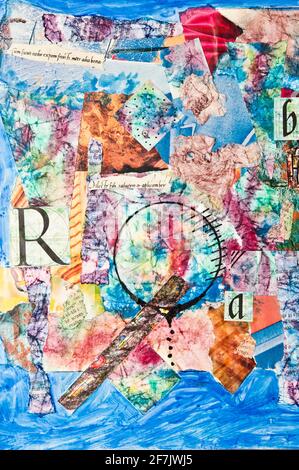 coloratissime opere d'arte astratte, collage con lettere, vernici acriliche e frammenti di carta su cartone Foto Stock