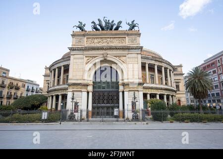 Teatro Politeama Garibaldi o Teatro Politeama in Piazza Ruggero Settimo a Palermo, Sicilia, Italia, Europa Foto Stock