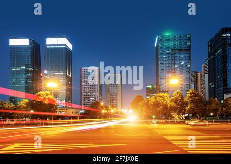 Vista notturna del quartiere finanziario di Guiyang, Guizhou, Cina. Foto Stock