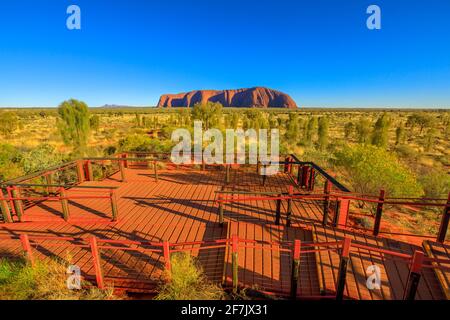 Uluru monolito, le cupole di Kata Tjuta e piattaforme di osservazione alla luce del sole nel Parco Nazionale Uluru-Kata Tjuta, Australia, territorio del Nord Foto Stock