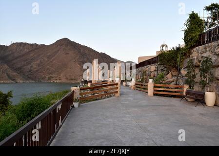 Al Rafisah Dam, Khorfakkan, Emirati Arabi Uniti 22 marzo 2021, la vista e intorno alla diga di al Rafisah, vicino a Wadi Shis nelle montagne di Hajar Foto Stock