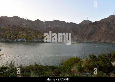 Al Rafisah Dam, Khorfakkan, Emirati Arabi Uniti 22 marzo 2021, la vista e intorno alla diga di al Rafisah, vicino a Wadi Shis nelle montagne di Hajar Foto Stock