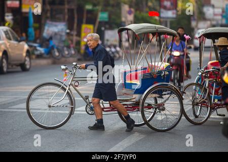Chiang mai, Thailandia - 28 Febbraio 2015: Cavaliere di trishaw in strada a Chiang mai, Thailandia. Foto Stock