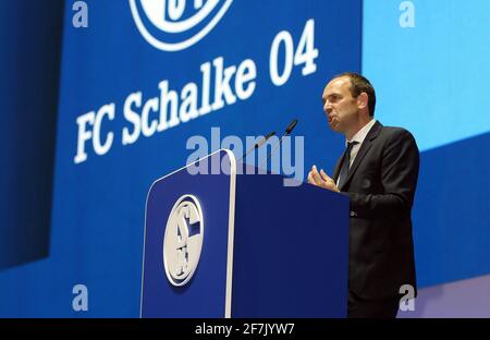 Gelsenkirchen, Germania. 3 giugno 2018. Primo: 03.06.2018, Fuvuball, 1. Bundesliga, stagione 2018/2019, FC Schalke 04, JHV, assemblea generale annuale, S04 Marketing, Management, Alexander Jobst, al leggio, gesto, gesto | utilizzo in tutto il mondo Credit: dpa/Alamy Live News Foto Stock