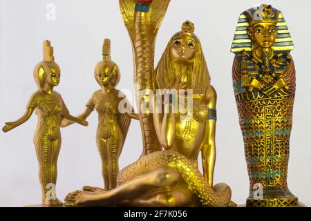 Ancora vita con figure egiziane del serpente, del cleopatra, del faraone e delle dea nebtht ed eset Foto Stock