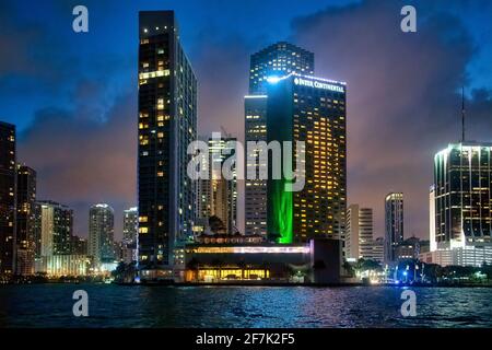 Skyline di Miami di notte, Florida, USA Foto Stock