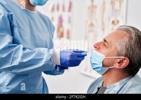 Primo piano del campione di prelievo medico per il test del coronavirus Foto Stock