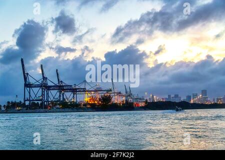 Gru merci nel porto di Miami, Florida, Stati Uniti Foto Stock