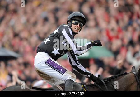 RACING CHELTENHAM FESTIVAL 2010 4° GIORNO 19/3/10. IL VINCITORE DELLA GOLD CUP RISONE BRENNAN SUL COMANDANTE IMPERIALE DOPO L'ULTIMO. IMMAGINE DAVID ASHDOWN Foto Stock