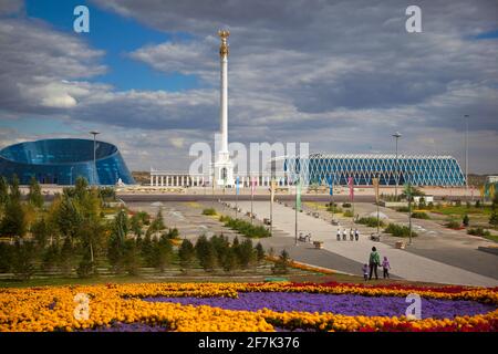 Kazakhstan, Astana, KazakYeli monumento Palazzo delle Arti Shabyt sulla sinistra e Palazzo di Indipendenza (Paese kazako) sulla destra Foto Stock