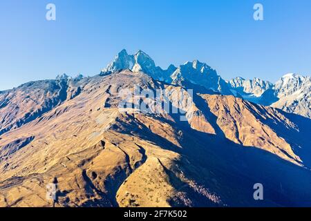 Bellissimo paesaggio con Monte Shkhara, Ushguli villaggio Upper Svaneti, Georgia Foto Stock