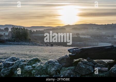 Alba panoramica da un sentiero del Camino di Santiago Foto Stock