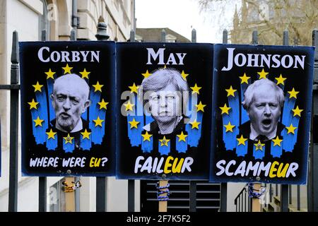 LONDRA - 2 APRILE 2019: Manifesti a una protesta Brexit a Londra. Jeremy Corbyn, Theresa May e Boris Johnson. Foto Stock