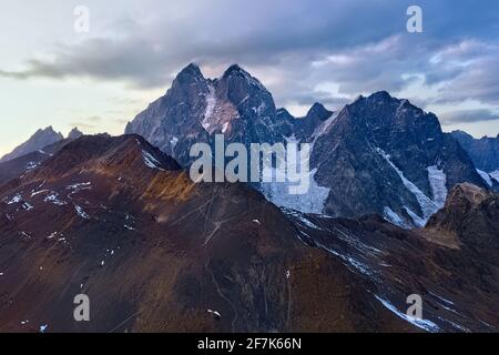 Il monte Ushguli è la montagna più bella della Georgia da un drone Foto Stock