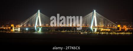 Vista panoramica del ponte secolo simbolo della città di Haikou illuminata di notte in Haikou Hainan Cina ( traduzione : ponte del secolo ) Foto Stock