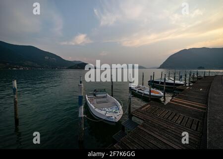 Vista panoramica di alcune barche sul lago d'iseo al tramonto Foto Stock