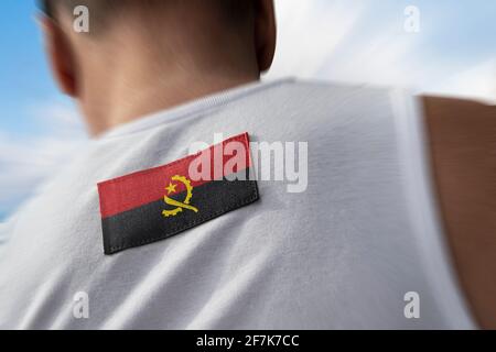 La bandiera nazionale dell'Angola sulla schiena dell'atleta Foto Stock