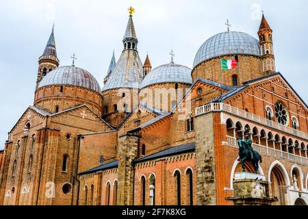 L'esterno della Basilica di Sant'Antonio a Padova con Una statua di Donatelli in primo piano Foto Stock