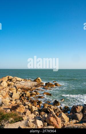 La vista della costa rocciosa sull'isola di Nan'ao nella provincia di Guangdong, Cina. Foto Stock