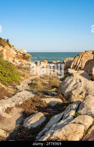 La vista della costa rocciosa sull'isola di Nan'ao nella provincia di Guangdong, Cina. Foto Stock
