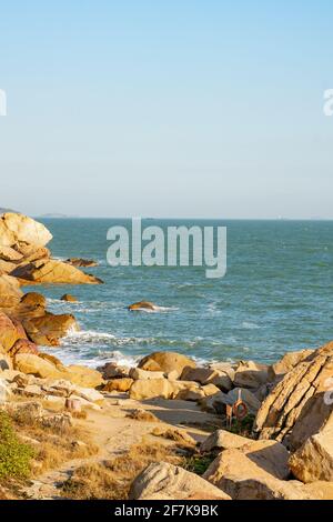 La vista della costa rocciosa sull'isola di Nan'ao nella provincia di Guangdong, Cina. Foto Stock