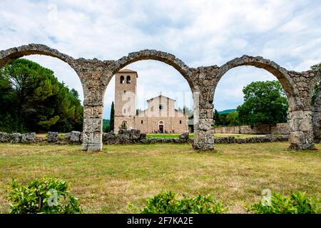 Isernia, Molise, Italia: Abbazia di San Vincenzo al Volturno - Basilica Nuova (Castel San Vincenzo) Foto Stock