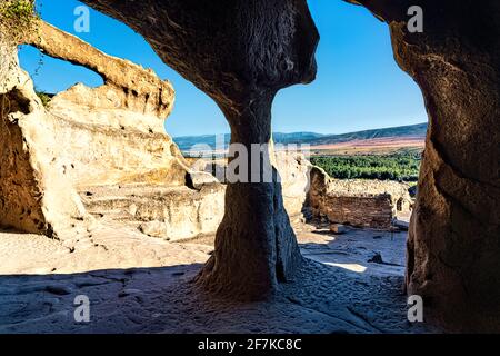 Vista della valle dall'interno della città grotta di Uplistsikhe - un'antica città pre-cristiana scavata nella roccia e monastero in Georgia, Europa orientale Foto Stock