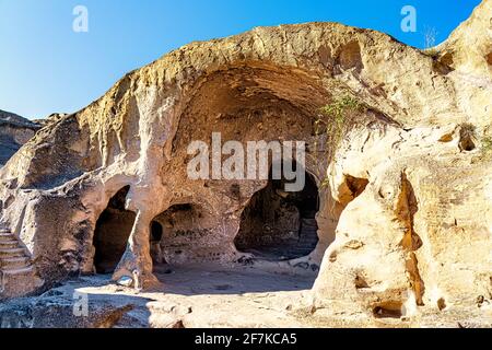 Vista della valle dall'interno della città grotta di Uplistsikhe - un'antica città pre-cristiana scavata nella roccia e monastero in Georgia, Europa orientale Foto Stock