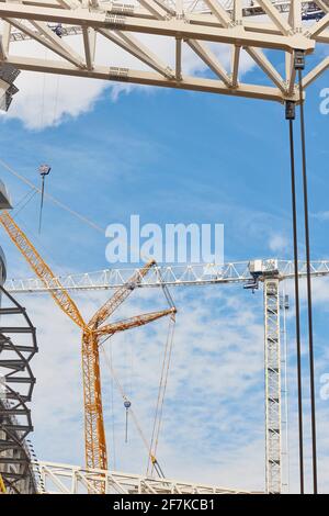 Diverse gru sull'area di lavoro. Settore dell'ingegneria edile Foto Stock