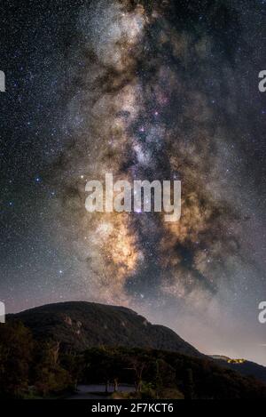 La Via Lattea che si innalza a destra fuori della montagna di Stony Man in tarda estate nel parco nazionale di Shenandoah, Virginia. Foto Stock