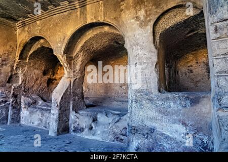 Vista della valle dall'interno della città grotta di Uplistsikhe - un'antica città pre-cristiana scavata nella roccia e monastero in Georgia, Europa orientale Foto Stock