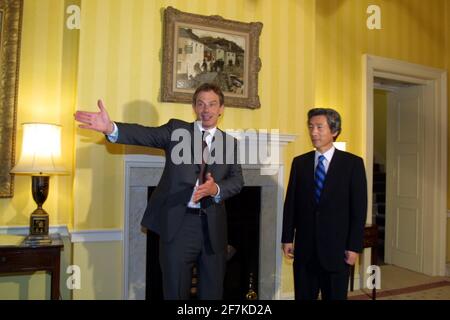 Il primo ministro britannico Tony Blair (L) saluta il primo ministro giapponese Junichiro Koizumi (R) all'interno del n° 10 Downing Street a Londra il 02 luglio 2001. I primi ministri Blair e Koizumi, riuniti per la prima volta, discutono di questioni economiche, tra cui l'accordo di Kyoto. FOTO: DAVID SANDISON / PISCINA NPA Foto Stock