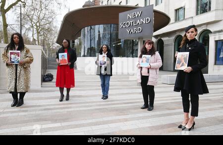 Le madri i cui figli sono state vittime del crimine mortale dei coltelli (da sinistra a destra) Lorraine Jones, Yvonne Lawson, Lillian Serunkuma, Jean Foster, e Becky Beston partecipano al lancio di una nuova campagna contro il crimine dei coltelli, chiamate dure Salva vite, Che è supportato dal Metropolitan Police Service e Crimestoppers, New Scotland Yard, Londra. Data immagine: Giovedì 8 aprile 2021. Foto Stock