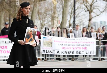 Becky Beston, madre di Archie Beston, vittima di un crimine mortale sui coltelli, è sostenuta da familiari e amici mentre partecipa al lancio di una nuova campagna contro il crimine dei coltelli, Hard Calls Save Lives, che è sostenuta dal Metropolitan Police Service e Crimestoppers, New Scotland Yard, Londra. Data immagine: Giovedì 8 aprile 2021. Foto Stock