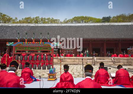 Corea, Seul, il Jongmyo Royal Shrine, Jongmyo Daejae - Royal ancestrale rituale Memorial Foto Stock