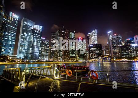 Singapore, Singapore - 2 gennaio 2014: Vista del quartiere finanziario di Singapore da un molo a Marina Bay. Foto Stock