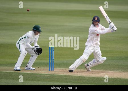 Tom Westley di Essex (a destra) in azione durante la partita LV= Insurance County Championship al campo della contea di Essex, Chelmsford. Data immagine: Giovedì 8 aprile 2021. Foto Stock