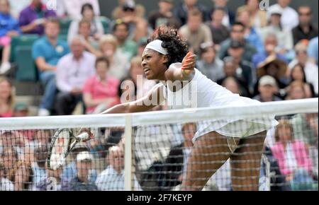 WIMBLEDON CAMPIONATI DI TENNIS 2008. 5° GIORNO 27/6/2008 RODGER S.WILLIAMS DURANTE IL SUO INCONTRO 3ROUND CON A.MAURESMO. IMMAGINE DAVID ASHDOWN Foto Stock