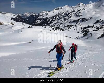 Coppia di sci alpinismo verso il passo di montagna in una bella pista con pelle di foca. Paesaggio invernale in glarona. Neve Skimo Foto Stock