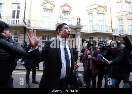 Londra, Inghilterra, Regno Unito. 8 Apr 2021. L'ambasciatore del Myanmar nel Regno Unito Kyaw Zwar min è visto fuori dell'ambasciata del Myanmar (Birmania) a Londra. Ieri lui e alcuni membri del personale sono stati bloccati fuori dalla sua ambasciata dall'addetto militare che ha preso il controllo dei terreni. Credit: Tayfun Salci/ZUMA Wire/Alamy Live News Foto Stock