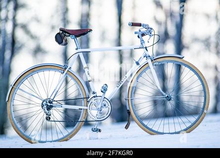 enns, austria, 08 aprile 2021, bici da strada italiana d'epoca cinelli riviera nella neve Foto Stock