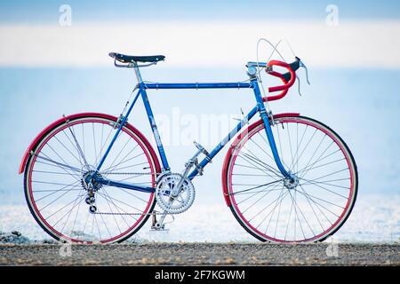 enns, austria, 08 aprile 2021, bici da strada francese d'epoca nella neve Foto Stock