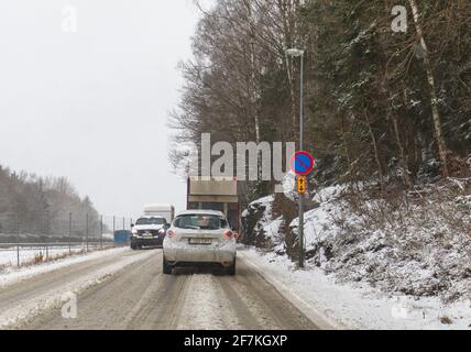 Floda, Svezia. 11 marzo 2021. SWE Weather: Storm Evert provoca condizioni di fondo stradale sdrucciolevole e pericolose con quantità significative Foto Stock