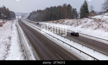 Floda, Svezia. 11 marzo 2021. SWE Weather: Storm Evert provoca condizioni di fondo stradale sdrucciolevole e pericolose con quantità significative Foto Stock