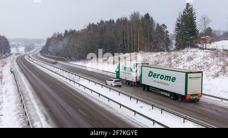 Floda, Svezia. 11 marzo 2021. SWE Weather: Storm Evert provoca condizioni di fondo stradale sdrucciolevole e pericolose con quantità significative Foto Stock